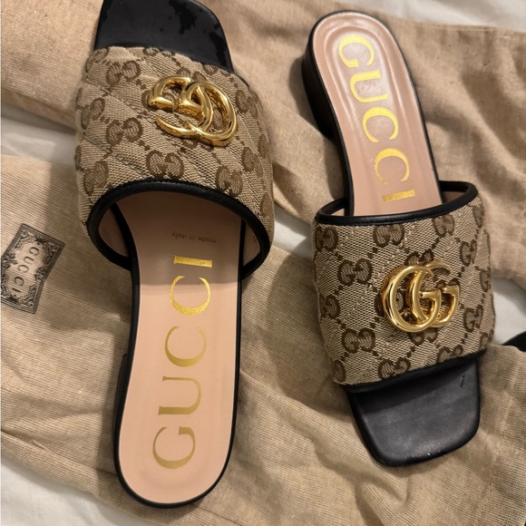 Gucci Tan and Black Sandals with Iconic Design - Picture 2 of 5